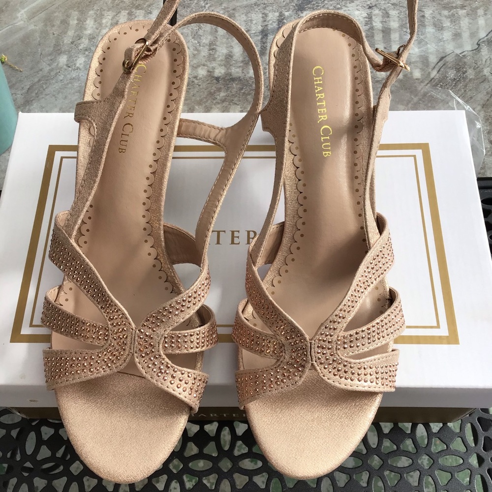 NWB pretty  ladies sandal never worn